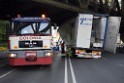 LKW blieb unter Bruecke haengen Koeln Ehrenfeld Innere Kanalstr Hornstr P118